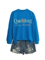 Felpa blu con scritta Quilting Is My Therapy e pantaloncini di jeans strappati flat lay - S / Blu Lago