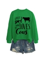 Détail du sweat vert imprimé vache avec short en jean vieilli pour tenue de femme - S / Vert Herbe (Police Noire)