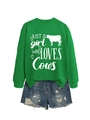 Détail du sweat vert imprimé vache associé à un short en jean délavé pour femme - S / Vert Herbe (Police Blanche)