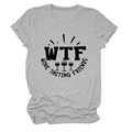 Dettaglio della t-shirt grigia con stampa grafica nera WTF Wine Tasting Friends - Taglia S / Grigio chiaro