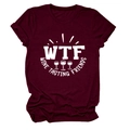 Dettaglio della stampa grafica bianca WTF Wine Tasting Friends su maglietta in cotone bordeaux - Taglia S / Borgogna