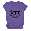 Dettaglio della maglietta in cotone melange viola con stampa WTF WINE TASTING FRIENDS - Taglia S / Viola