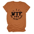 Dettaglio della stampa grafica WTF Wine Tasting Friends su t-shirt casual color caramello - Taglia S / arancio bruciato