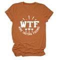 Dettaglio macro della stampa Wine Tasting Friends su tessuto t-shirt arancione ruggine - Taglia S / arancio bruciato