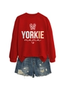 Dettaglio felpa girocollo rossa con stampa Yorkie mama e shorts in denim consumato - S / Felpa Rossa (Grafica Bianca)