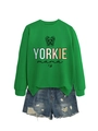 Dettaglio della felpa verde Yorkie Mama con stampa cane e pantaloncini denim usurati - S / Felpa Verde Erba (Grafica Nera)