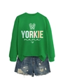 Dettaglio della felpa verde Yorkie Mama con grafica di cane e pantaloncini di jeans - S / Felpa Verde Erba (Grafica Bianca)