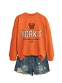 Detail eines orangefarbenen Yorkie Mama Sweatshirts mit ausgefransten Denim-Shorts auf Weiß - S / Oranges Sweatshirt (Schwarze Grafik)