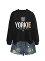 Detailansicht des Yorkie Mama Grafikdrucks auf schwarzem Langarm-Sweatshirt für Damen - S / Schwarzes Sweatshirt (Weiße Schrift)