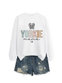 Details von Yorkie Mama Grafik-Sweatshirt kombiniert mit zerrissenen Jeans-Shorts - S / Weißes Sweatshirt (Schwarze Schrift)