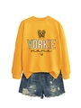 Detail von Yorkie Mama Sweatshirt mit Rippbündchen und Used-Look Denim-Shorts - S / Gelbes Sweatshirt (Schwarze Schrift)