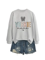 Detail eines hellgrauen Yorkie Mama Sweatshirts mit Hundedruck und Denim-Shorts - S / Graues Sweatshirt (Schwarze Schrift)