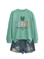 Detailansicht des mintgrünen Yorkie-Mama-Sweatshirts mit Grafik und Denim-Shorts - S / Hellgrünes Sweatshirt (Schwarze Schrift)