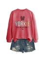 Detailansicht der Textur des pinkfarbenen Yorkie Mama Sweatshirts und der Distressed-Jeans - S / Rotes Sweatshirt (Schwarze Schrift)