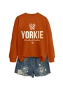 Detailansicht des orangefarbenen Yorkie Mama Sweatshirts mit hochwertigem Grafikdruck - S / Gebranntes Oranges Sweatshirt (Weiße Grafik)