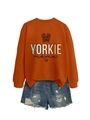 Detailansicht des branntorangen Yorkie-Mama-Sweatshirts und der zerrissenen Jeansshorts - S / Gebranntes Oranges Sweatshirt (Schwarze Grafik)