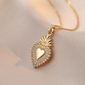 Collana con ciondolo a cuore dorato con zirconi e motivo a corona su tessuto di seta beige - Collana a Cuore con Pendente (X2286) / Oro