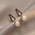 Pendientes geométricos dorados con marco en V negro, circón cuadrado y perlas - Estilo Geométrico Perla de Sirena (E590)