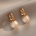 Elegante 18K vergulde pareloorbellen op een gladde zijden stoffen achtergrond - Parelwit (E591)