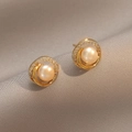 Elegante gouden spiraal oorknopjes met parels en kristallen op grijze zijden stof - Zoetwaterparel Oorbellen (E584)