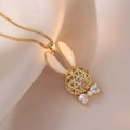 Collana con coniglio d'oro traforato con zircone a cuore e perla su sfondo di seta champagne - Collana Coniglio Zircone Bianco (X2329)