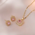 Elegante set di collana e orecchini a cubetto rosa con finitura halo in oro 18 carati - Set di Gioielli a Zolletta di Zucchero Rosa (X1153 E619) / Oro