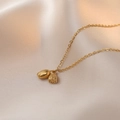 Elegante collana in titanio dorato con pendenti a fiore di loto su sfondo di seta - Collana Doppio Loto Dorata (T0027)