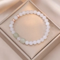 Détail d'un bracelet en quartz fraise avec perles baroques dans un coffret cadeau doré - Rouge Orange (Style de Collage en Pierre Naturelle)