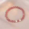 Bracciale minimalista in quarzo fragola con perle barocche su sfondo di raso morbido - Rosa Chiaro (Stile Cristallo di Fragola Naturale 2#)