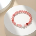 Bracciale in quarzo fragola rosa con perla barocca su un espositore bianco - Rosa (Stile Cristallo di Fragola Naturale 1#)