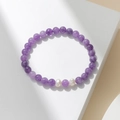 Dettaglio delle perle di cristallo viola e perle barocche su un bracciale elastico - Viola (Stile Ametista Naturale)