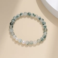 Détail de perles d'agate mousse aux textures naturelles et perles blanches sur fond épuré - Style Agate Mousse Vert Foncé (SF0019)