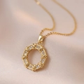 Elegante collana con pendente in zircone dorato e raffinato motivo a croce a forma di X - Collana a Ciambella / Oro