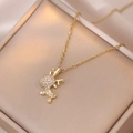 Collana con ciondolo a forma di renna dorata con zirconi su scatola di gioielli in velluto - Oro