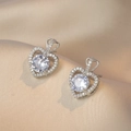Eleganti orecchini a cuore con zirconi micro-incastonati su sfondo di seta color champagne - Orecchini a Cuore (E0640)