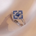 Verstellbarer Silberring mit blauem Zirkonia im quadratischen Vintage-Cluster-Design - Blaue Zirkonia Vintage Cluster Stil (J0194) / Silber