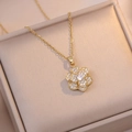 Collana elegante con ciondolo a camelia dorata e petali multistrato con zirconi cubici - Collana Camelia (X2447) / Oro