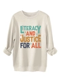 Dettaglio felpa beige accogliente con stampa Literacy and Justice for All sul petto - S / Sabbia