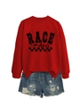 Dettaglio della felpa rossa Race Day con bandiera a scacchi e pantaloncini in denim - S / Rosso (Carattere Nero)
