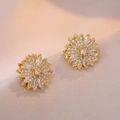 Orecchini a lobo a fiore dorati con zirconi scintillanti su sfondo di seta beige - Orecchini in Zirconia Rotanti (E0673) / Oro