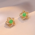 Elegante gouden bloemoorbellen met smaragdgroen hart en schitterende witte zirkoon - Smaragdgroene bloemenoorbellen (E0685)