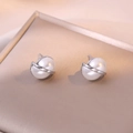 Orecchini a perno con perla in argento S925 dal design avvolgente ed elegante - Orecchini di perle