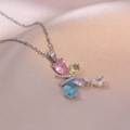 Elegante collana con pendente a farfalla in zirconi colorati su sfondo di seta pregiata - Collana con Ciondolo / Acciaio - Farfalla Colorata