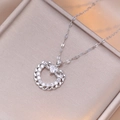 Détail d'un collier pendentif cœur argenté avec strass dans un coffret à bijoux de luxe - Collier Coeur Blanc (Couleur Argent)