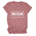 Détail du t-shirt rose wrestling grandma avec un imprimé graphique rectangulaire blanc - S / Or Rose (Police Blanche)