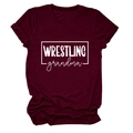 Détail du t-shirt rouge foncé Wrestling Grandma avec manches retroussées et col rond - S / Rouge Vin (Police Blanche)