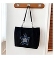 Bolso tote de ante negro con parche de estrella denim azul y correa de cadena - Negro