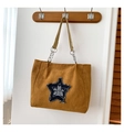 Bolso tote de ante marrón con parche de estrella vaquera y correa de cadena metálica - Marrón