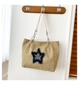 Bolso tote de lona caqui con parche de estrella azul y asas de cadena de plata - Caqui