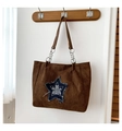 Bolso tote de ante marrón con parche de estrella azul y correa de cadena en gancho - Marrón